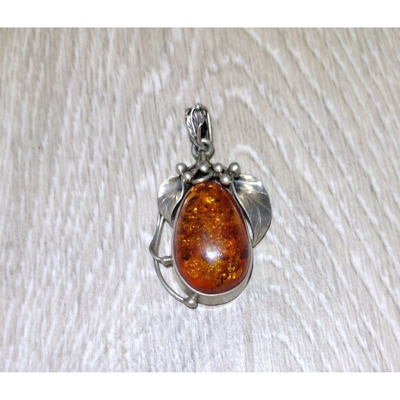 Handmade Jewelry - Beautiful Vintage Sterling Silver Amber Pendant - Delicate Vine Detailing